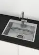 Edelstahlspüle von Ideal Standard mit Hochdruckarmatur, die auf glatter, dunkler Arbeitsplatte montiert ist. Sichtbarer Abfluss im Spülbecken.